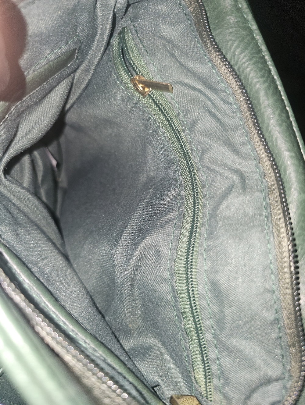 Elegant Green Crossbody Bag with Bee Accent - Picture 6 of 10